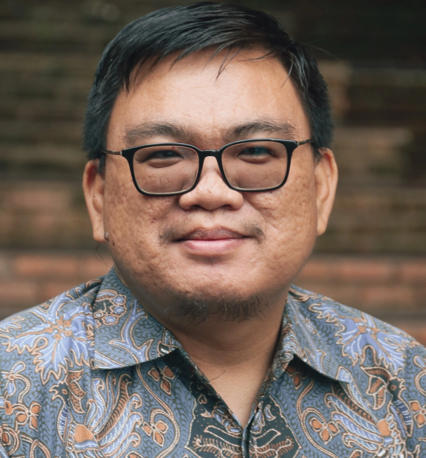 Febriwan Rajab, Co-Founder & Executive Director of Utomo Institute, wearing batik and glasses.